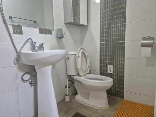 Healing House : photo 8 de la chambre chambre simple avec salle de bains privative