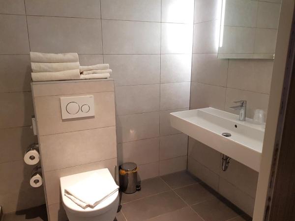 XO Hotels City Centre : photo 6 de la chambre chambre triple - sous-sol