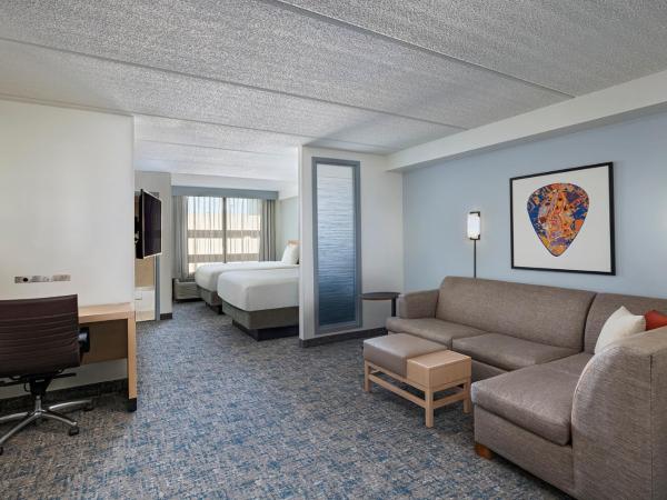 Hyatt Place Austin Arboretum Domain Area : photo 7 de la chambre chambre avec 2 lits doubles et canapé-lit