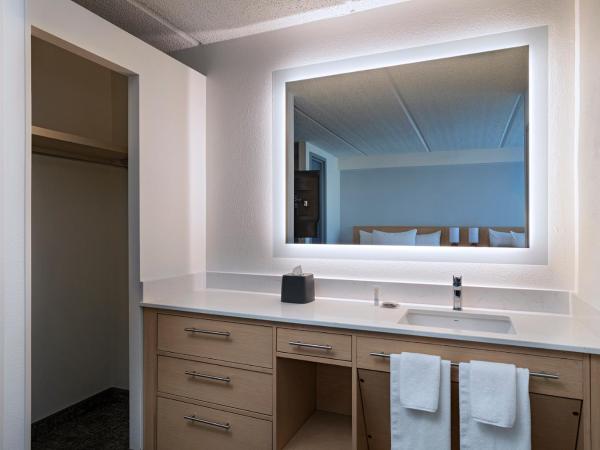 Hyatt Place Austin Arboretum Domain Area : photo 9 de la chambre chambre avec 2 lits doubles et canapé-lit