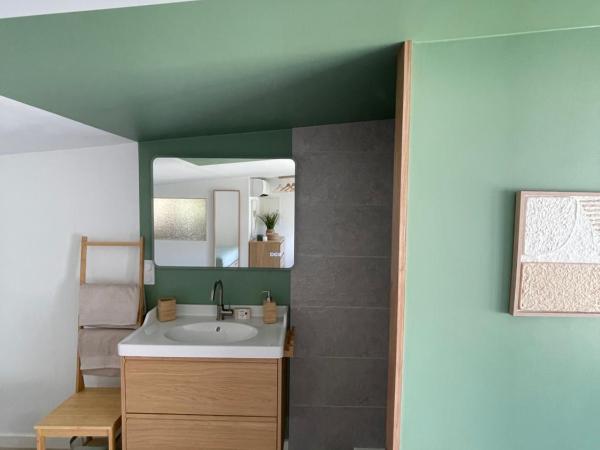 La chambre de Cleron : photo 5 de la chambre chambre double avec salle de bains privative