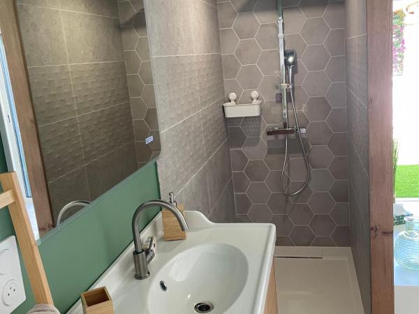 La chambre de Cleron : photo 6 de la chambre chambre double avec salle de bains privative