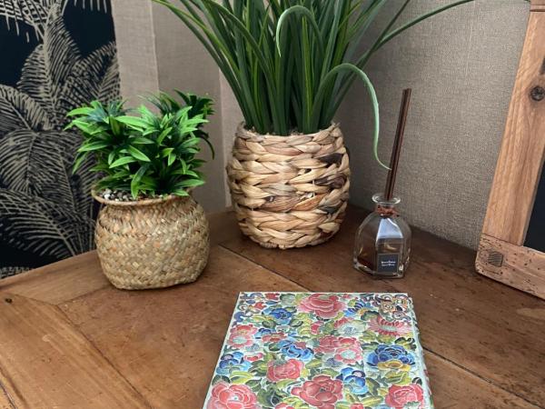 La Pause Cadurcienne, table et chambre d'hôtes : photo 5 de la chambre chambre lit king-size - vue sur jardin