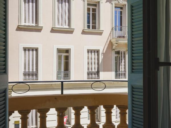 Hotel Gounod Fully Renovated : photo 4 de la chambre chambre double standard avec baignoire et balcon