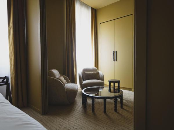 Hotel Gounod Fully Renovated : photo 2 de la chambre suite junior avec douche et baignoire