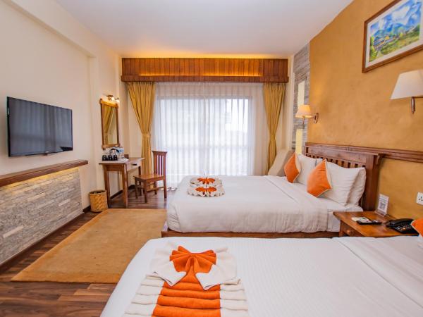 Pokhara Batika : photo 2 de la chambre deluxe family room with private balcony and lake or  mountain view