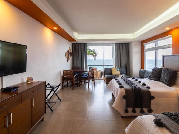 The Paramar Beachfront Boutique Hotel With Breakfast Included - Downtown Malecon : photo 2 de la chambre suite master premium master côté plage avec 2 lits queen-size et 1 lit king-size