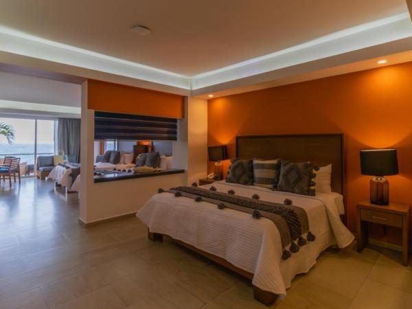 The Paramar Beachfront Boutique Hotel With Breakfast Included - Downtown Malecon : photo 4 de la chambre suite master premium master côté plage avec 2 lits queen-size et 1 lit king-size