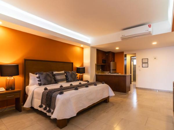 The Paramar Beachfront Boutique Hotel With Breakfast Included - Downtown Malecon : photo 5 de la chambre suite master premium master côté plage avec 2 lits queen-size et 1 lit king-size