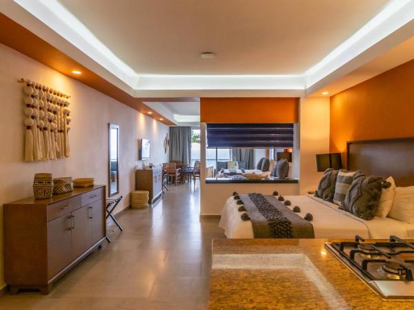 The Paramar Beachfront Boutique Hotel With Breakfast Included - Downtown Malecon : photo 1 de la chambre suite master premium master côté plage avec 2 lits queen-size et 1 lit king-size