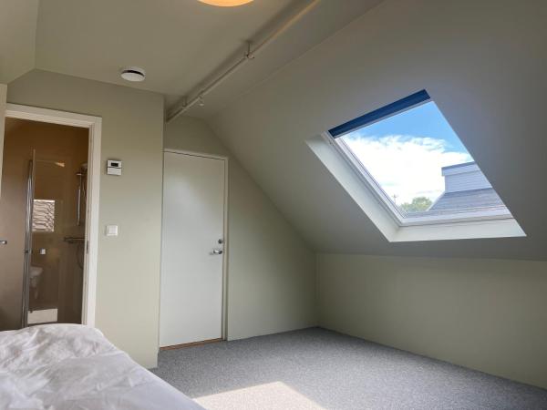 Central Guest House - Bedroom with en suite Bathroom : photo 3 de la chambre chambre double avec salle de bains privative