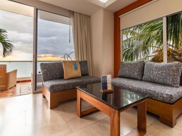 The Paramar Beachfront Boutique Hotel With Breakfast Included - Downtown Malecon : photo 8 de la chambre suite master premium master côté plage avec 2 lits queen-size et 1 lit king-size