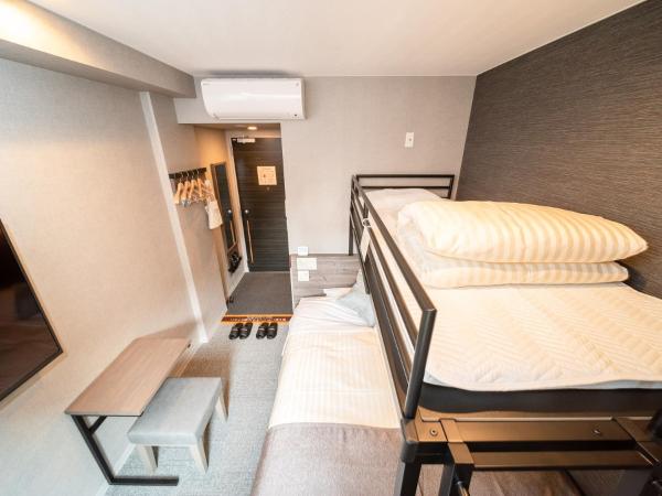 Super Hotel Premier Nagoya Sakuradoriguchi : photo 3 de la chambre chambre avec lit double et lits superposés