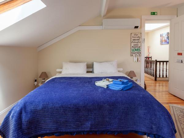 Sky Accommodations Lisbon Studio : photo 4 de la chambre chambre familiale avec salle de bains privative