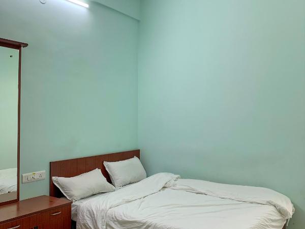 Aafa Restaurant And Stay : photo 1 de la chambre chambre double avec salle de bains privative