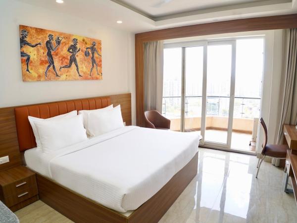 Alivaa Hotel Gurugram Sohna Road City Center : photo 6 de la chambre studio king with balcony and kitchenette