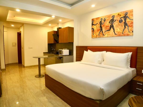 Alivaa Hotel Gurugram Sohna Road City Center : photo 7 de la chambre studio king with balcony and kitchenette