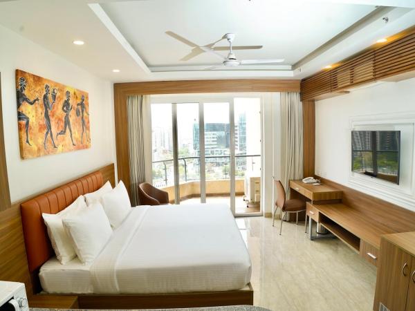 Alivaa Hotel Gurugram Sohna Road City Center : photo 2 de la chambre studio king with balcony and kitchenette