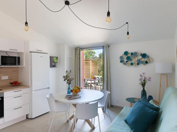 Résidence Marina Di Santa Giulia : photo 1 de la chambre studio