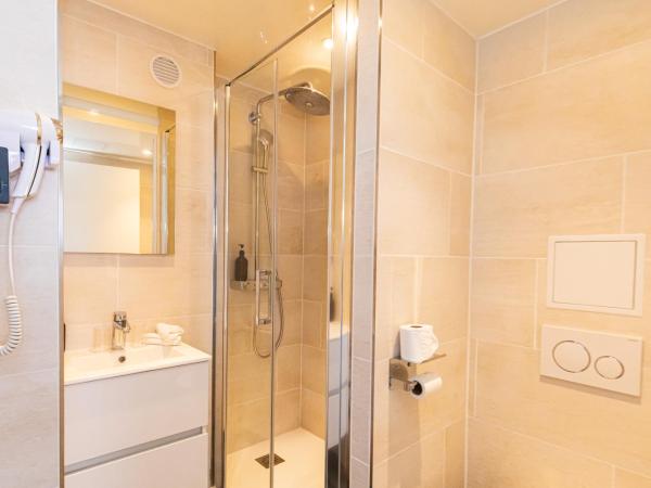 HOTEL DE PARIS MONTPARNASSE : photo 8 de la chambre chambre double supérieure avec baignoire - vue sur jardin