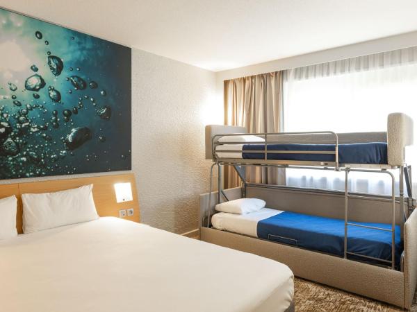 Novotel Macon Nord Autoroute du Soleil : photo 5 de la chambre standard room with one double bed and three single beds