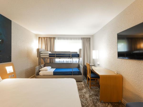 Novotel Macon Nord Autoroute du Soleil : photo 6 de la chambre standard room with one double bed and three single beds