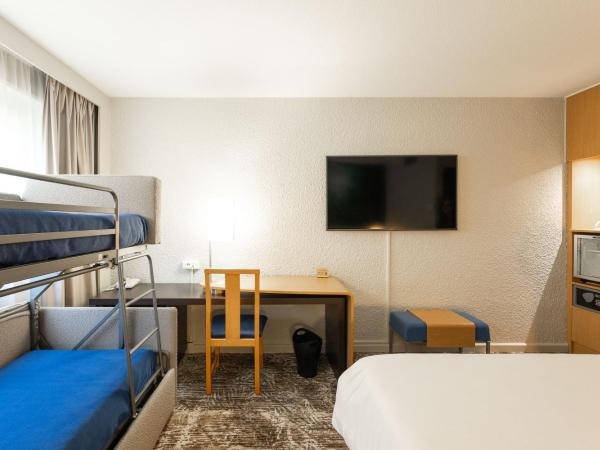 Novotel Macon Nord Autoroute du Soleil : photo 8 de la chambre standard room with one double bed and three single beds