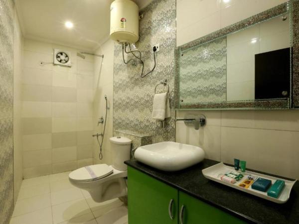 Hotel Castle Blue New Delhi Near IGI Airport : photo 1 de la chambre chambre lit king-size deluxe