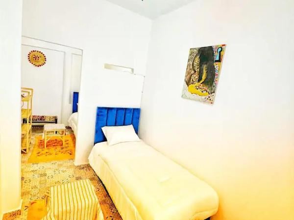 Hostel Tanger Medina : photo 3 de la chambre chambre lits jumeaux avec salle de bains commune