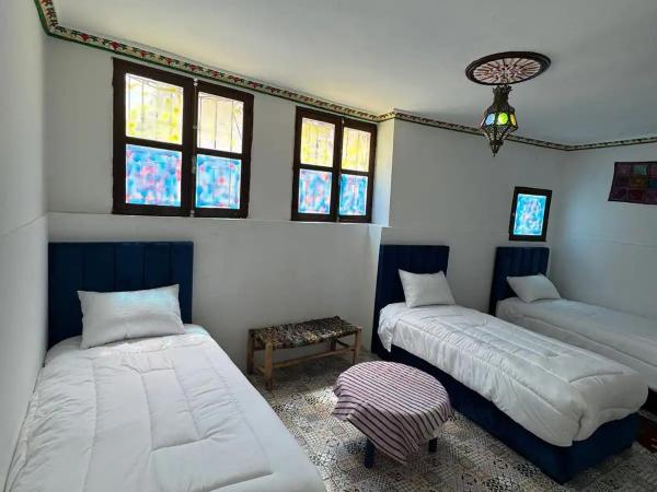 Hostel Tanger Medina : photo 1 de la chambre chambre triple avec salle de bains commune