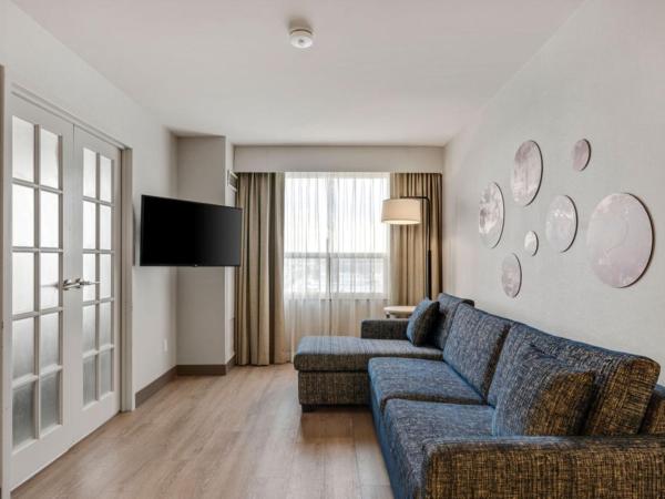 Holiday Inn & Suites Ottawa Kanata, an IHG Hotel : photo 5 de la chambre suite lit king-size d'angle avec canapé-lit