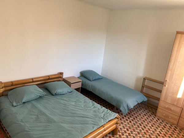 Chambre privée dans Maison d'hotes 10 minutes à pied de la gare et du centre : photo 1 de la chambre chambre triple classique