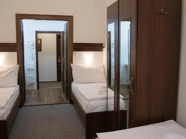 Old Prague House : photo 1 de la chambre chambre quadruple avec salle de bains