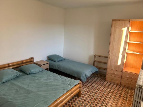 Chambre privée dans Maison d'hotes 10 minutes à pied de la gare et du centre : photo 4 de la chambre chambre triple classique