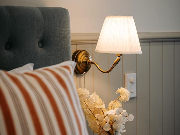 Cremorne Point Manor : photo 3 de la chambre chambre lit queen-size avec salle de bains privative