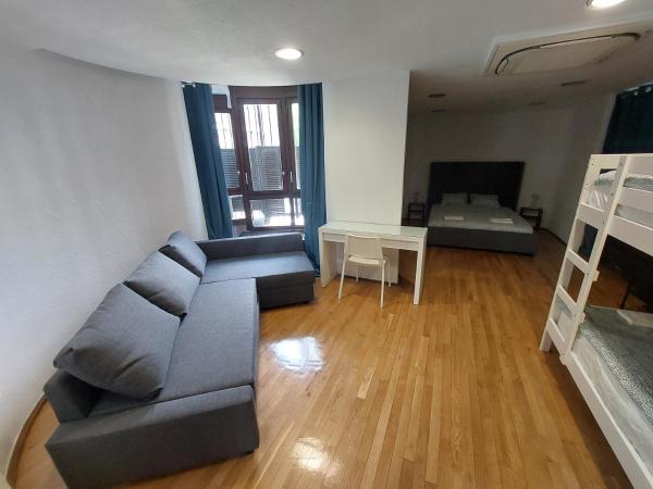 COliving Corazon, Madrid : photo 3 de la chambre chambre quadruple avec salle de bains commune