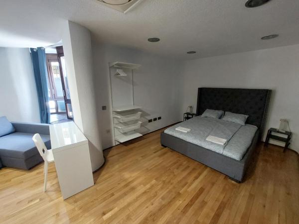 COliving Corazon, Madrid : photo 7 de la chambre chambre quadruple avec salle de bains commune