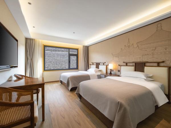 Honglu Garden Hotel Xi'an Bell and Drum Tower Huimin Street Store : photo 2 de la chambre looking at chang'an. city wall panoramic twin room