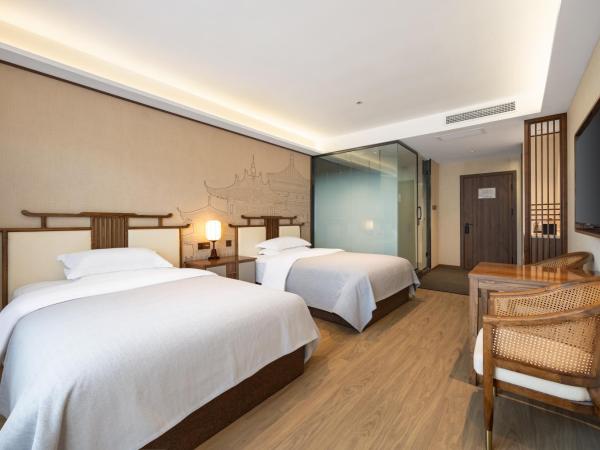 Honglu Garden Hotel Xi'an Bell and Drum Tower Huimin Street Store : photo 3 de la chambre looking at chang'an. city wall panoramic twin room