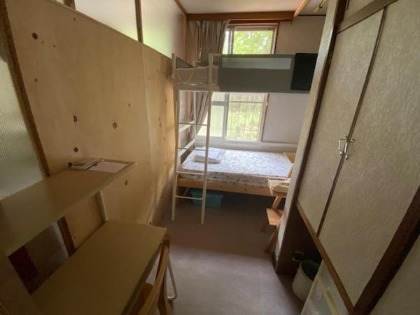 Guesthouse Oomiya base 大宮基地別荘 : photo 6 de la chambre petite chambre lits jumeaux