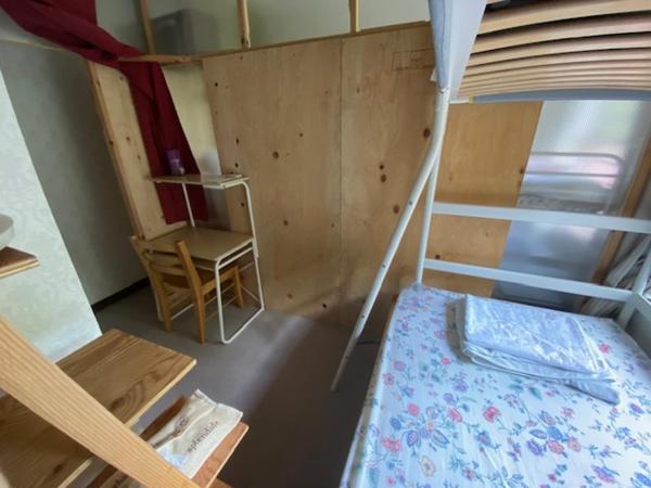 Guesthouse Oomiya base 大宮基地別荘 : photo 5 de la chambre petite chambre lits jumeaux