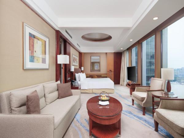 Pudong Shangri-La, Shanghai : photo 1 de la chambre chambre lit king-size premier horizon bund