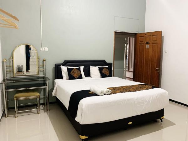 Tjahaja Baroe Syariah Mitra RedDoorz At Dukuh Kupang : photo 9 de la chambre chambre double supérieure
