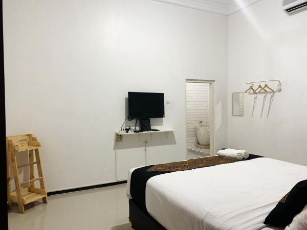 Tjahaja Baroe Syariah Mitra RedDoorz At Dukuh Kupang : photo 10 de la chambre chambre double supérieure