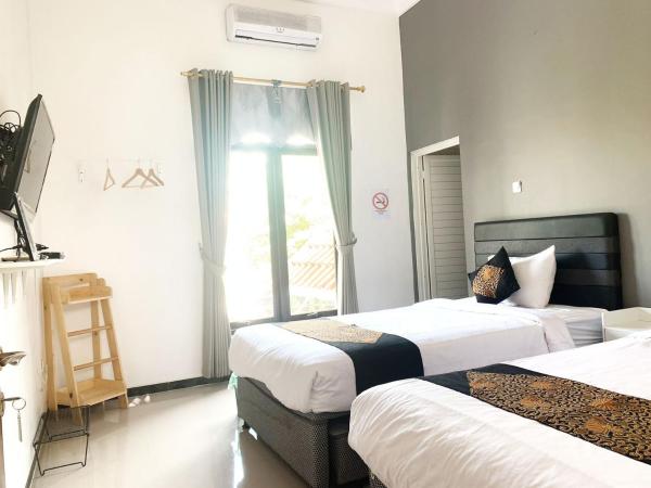 Tjahaja Baroe Syariah Mitra RedDoorz At Dukuh Kupang : photo 10 de la chambre chambre lits jumeaux supérieure
