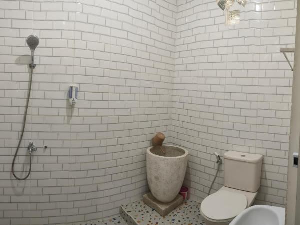 Tjahaja Baroe Syariah Mitra RedDoorz At Dukuh Kupang : photo 5 de la chambre chambre double supérieure