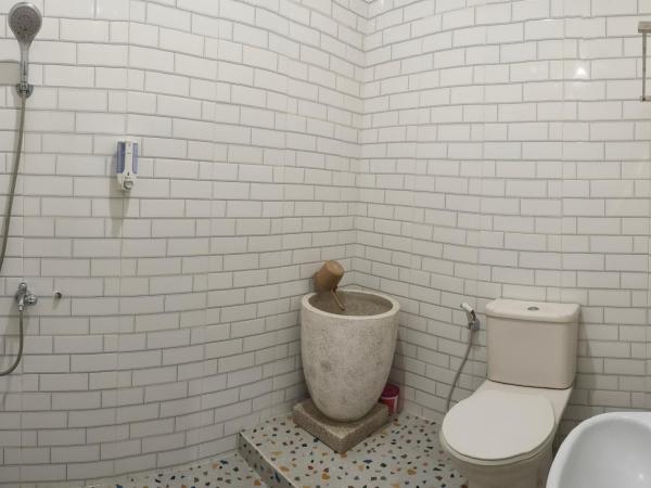 Tjahaja Baroe Syariah Mitra RedDoorz At Dukuh Kupang : photo 7 de la chambre chambre double supérieure