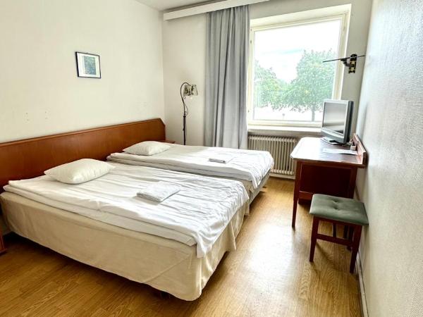 B&B Retro - Guesthouse Kupittaa : photo 2 de la chambre chambre lits jumeaux avec salle de bains commune