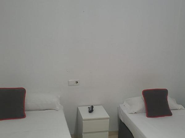 Pensión Ayuntamiento : photo 3 de la chambre chambre triple basique avec salle de bains commune