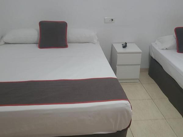 Pensión Ayuntamiento : photo 2 de la chambre chambre triple basique avec salle de bains commune